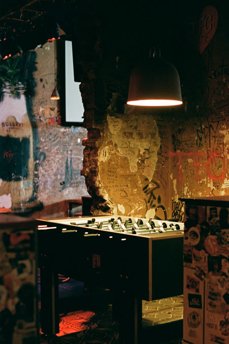 Reservierung bis halb neun unter tisch@stiefelkneipe.de